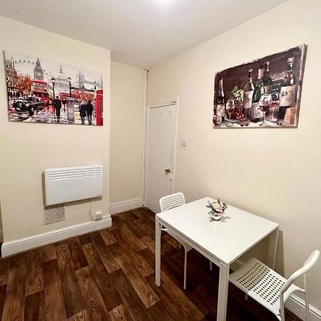 Studio Flat In Colliers Wood Apartment Лондон Екстериор снимка