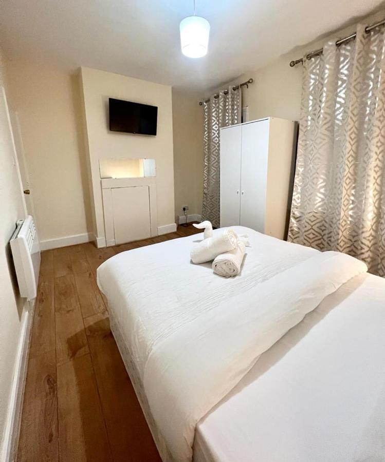 Studio Flat In Colliers Wood Apartment Лондон Екстериор снимка