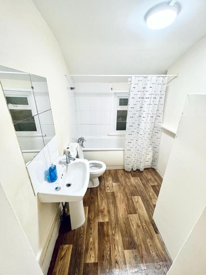 Studio Flat In Colliers Wood Apartment Лондон Екстериор снимка