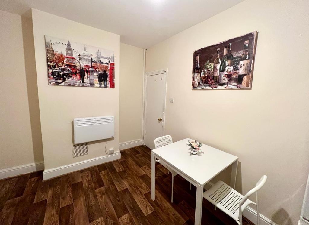 Studio Flat In Colliers Wood Apartment Лондон Екстериор снимка